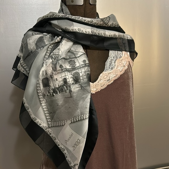 Assisi Italian landmarks of Italy on polyester scarf grey black and white nwot - Picture 15 of 15